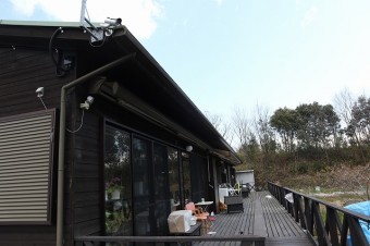 横から