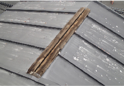 表面の屋根材だけでなく防水紙や下地の劣化が進んでいます