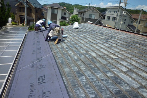 屋根カバー工法による施工の様子