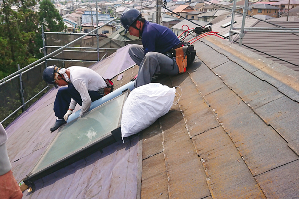 今ある屋根の上に新しい防水紙を敷設、さらに新しい屋根材を施工します