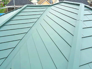 カバー工法で施工した優しいグリーンのガルバリウム鋼板の屋根